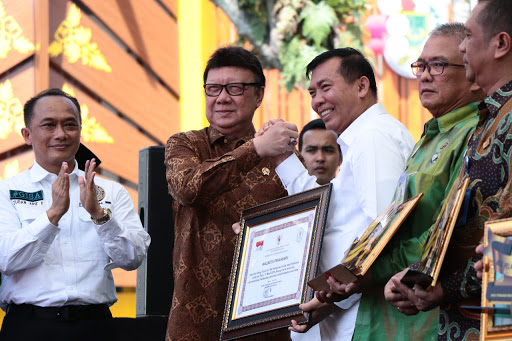 HUT Ke-1 MPP, Wali Kota Pekanbaru Dapat Penghargaan dari MenPAN-RB.