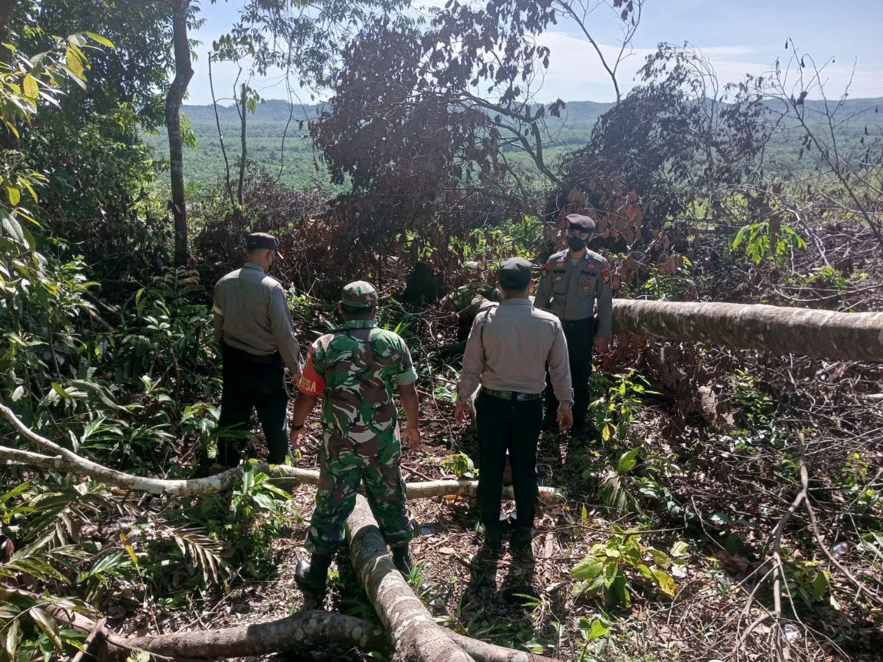Babinsa Aktif Patroli Karlahut Bersama Bhabinkamtibmas