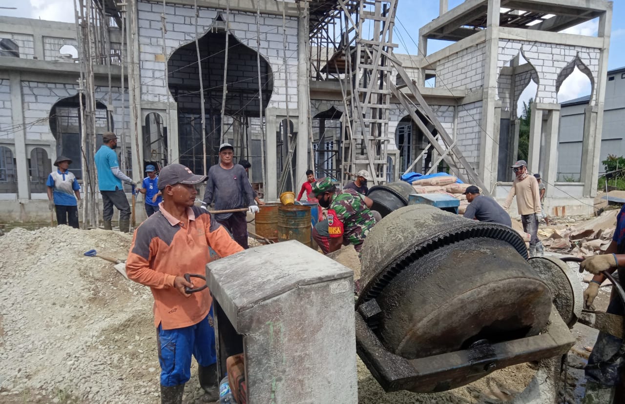 Kompak, Babinsa Kelurahan Teluk Dalam dan Warga Kerja Bakti Bangun Masjid