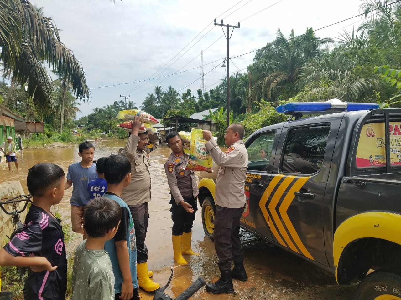 Banjir Melanda Sejumlah Desa, Polres Rohul Sigap Turun Tangan Bantu Warga
