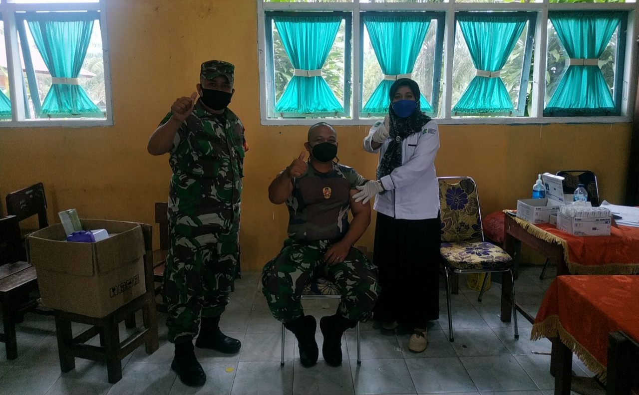 Sukseskan Program Pemerintah Danramil 08/Tandun Pimpin Anggota Ikut Vaksin Booster