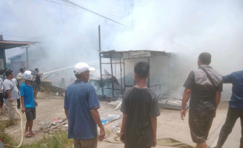 Babinsa Bantu Warga Padamkan Sijago Merah 