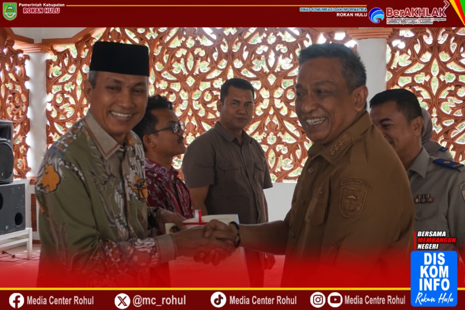 Bupati Anton Serahkan Sertifikat Tanah PTSL dan Redistribusi 2024 ke Warga Rohul