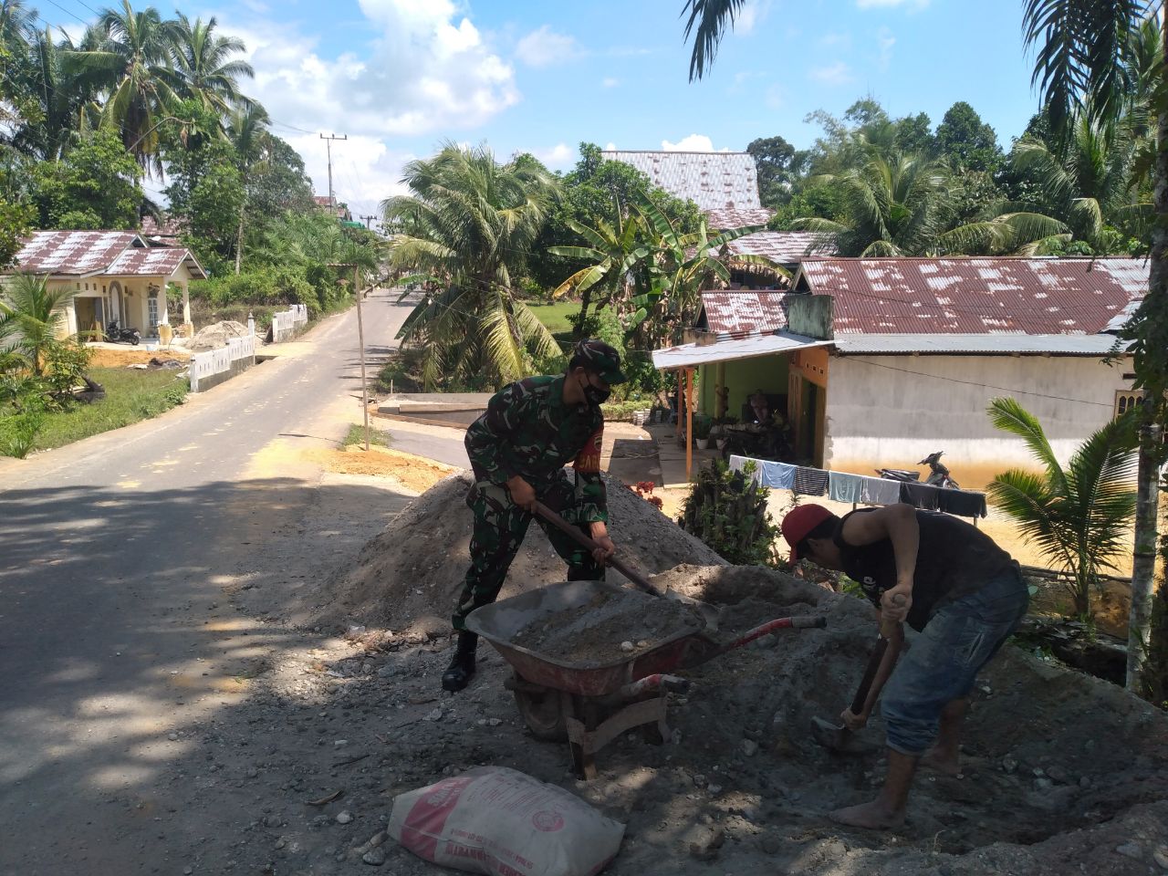 Babinsa Bersama Warga Goro