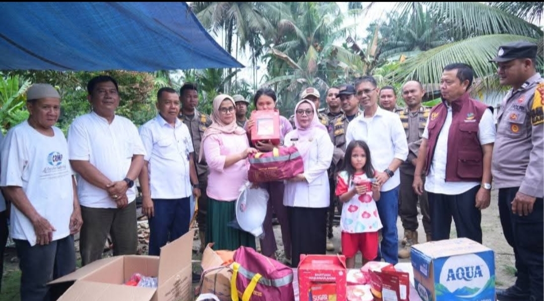 Korban Kebakaran di Desa Pangkalan Baru Disalurkan Bantuan Oleh Wabup Kampar, Misharti