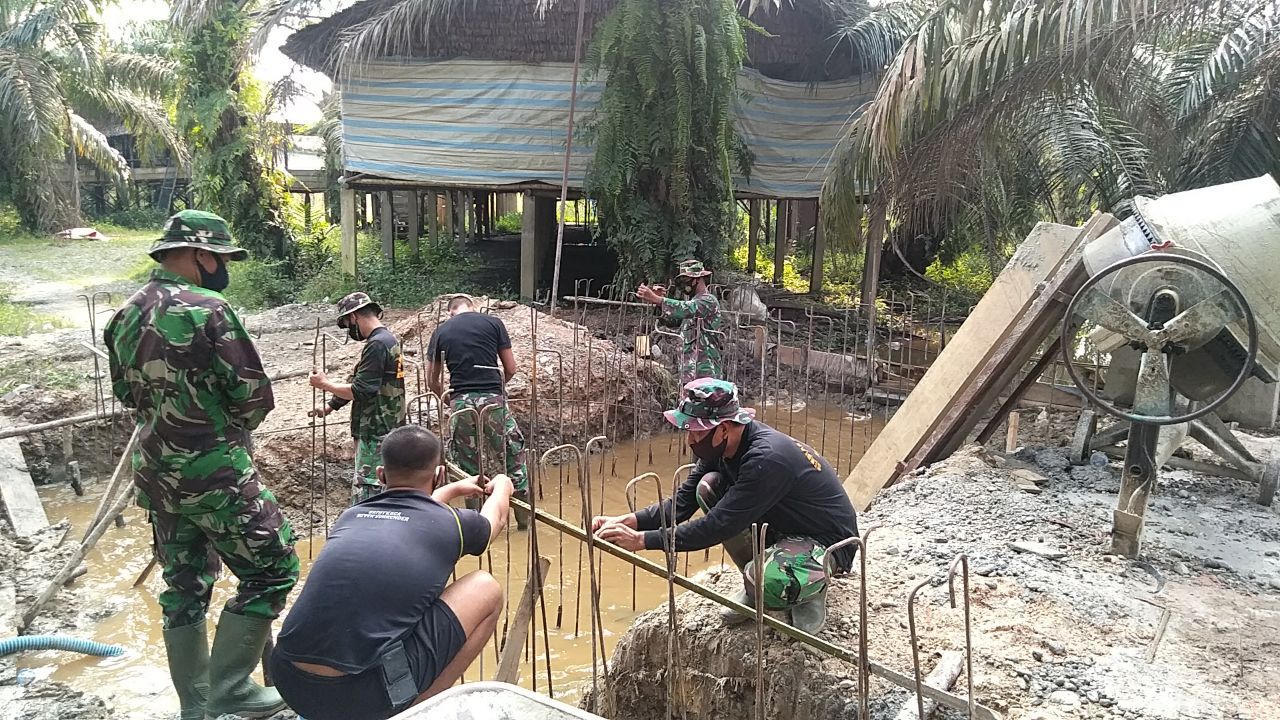Semangat Satgas TMMD Ke-110 Kodim 0313 /KPR Bangun Box Culvert 