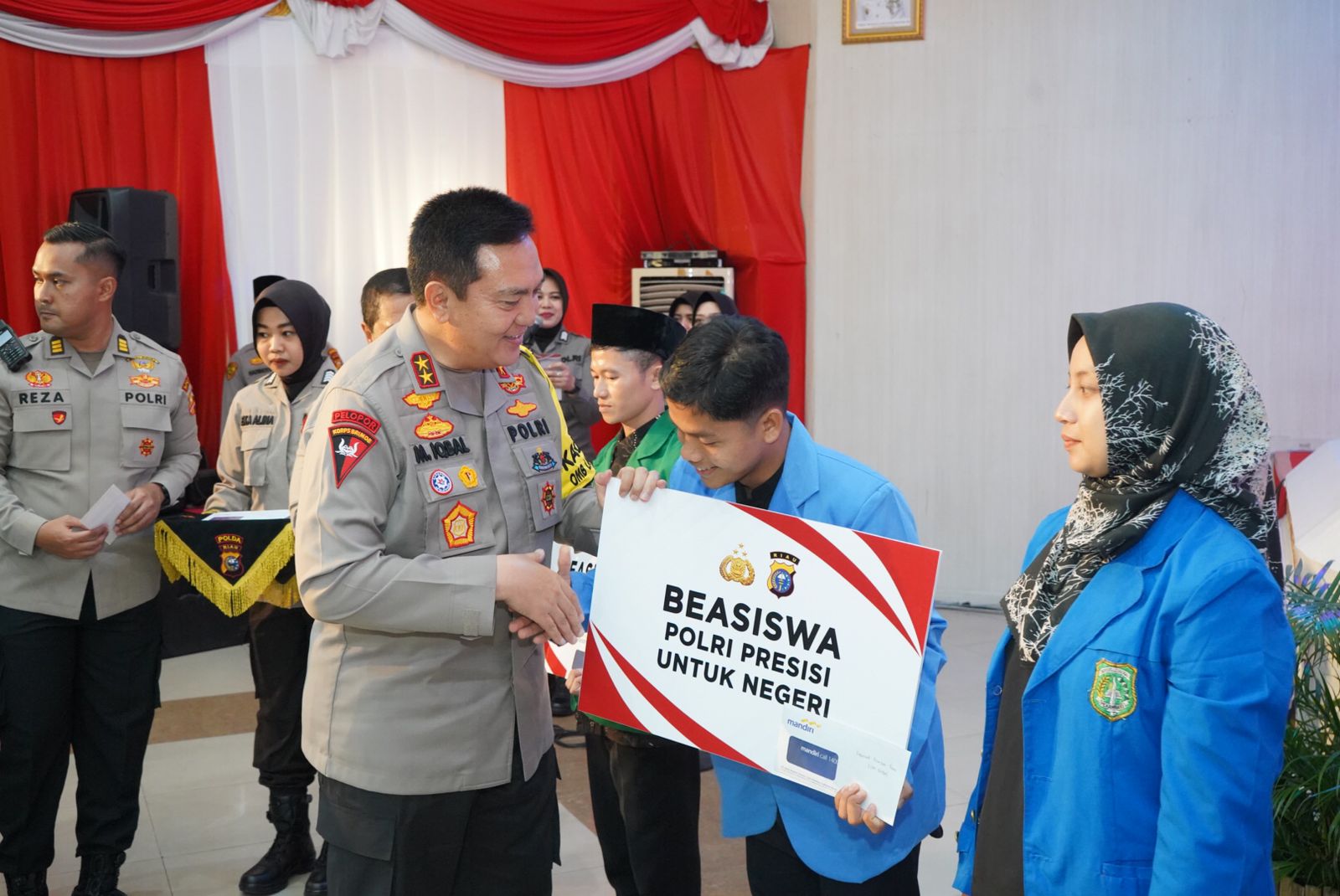 Wakapolri Berikan Bantuan Beasiswa Kepada 150 Mahasiswa Yang Berprestasi di Riau