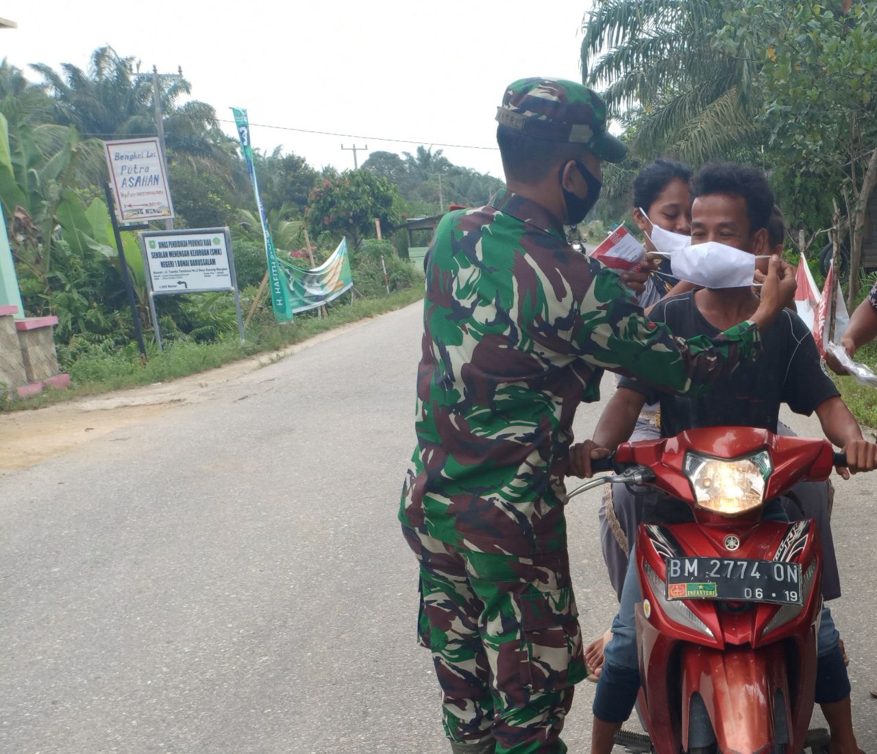 Babinsa Koramil 10/KDS Gencar Himbau Warga Gunakan Masker