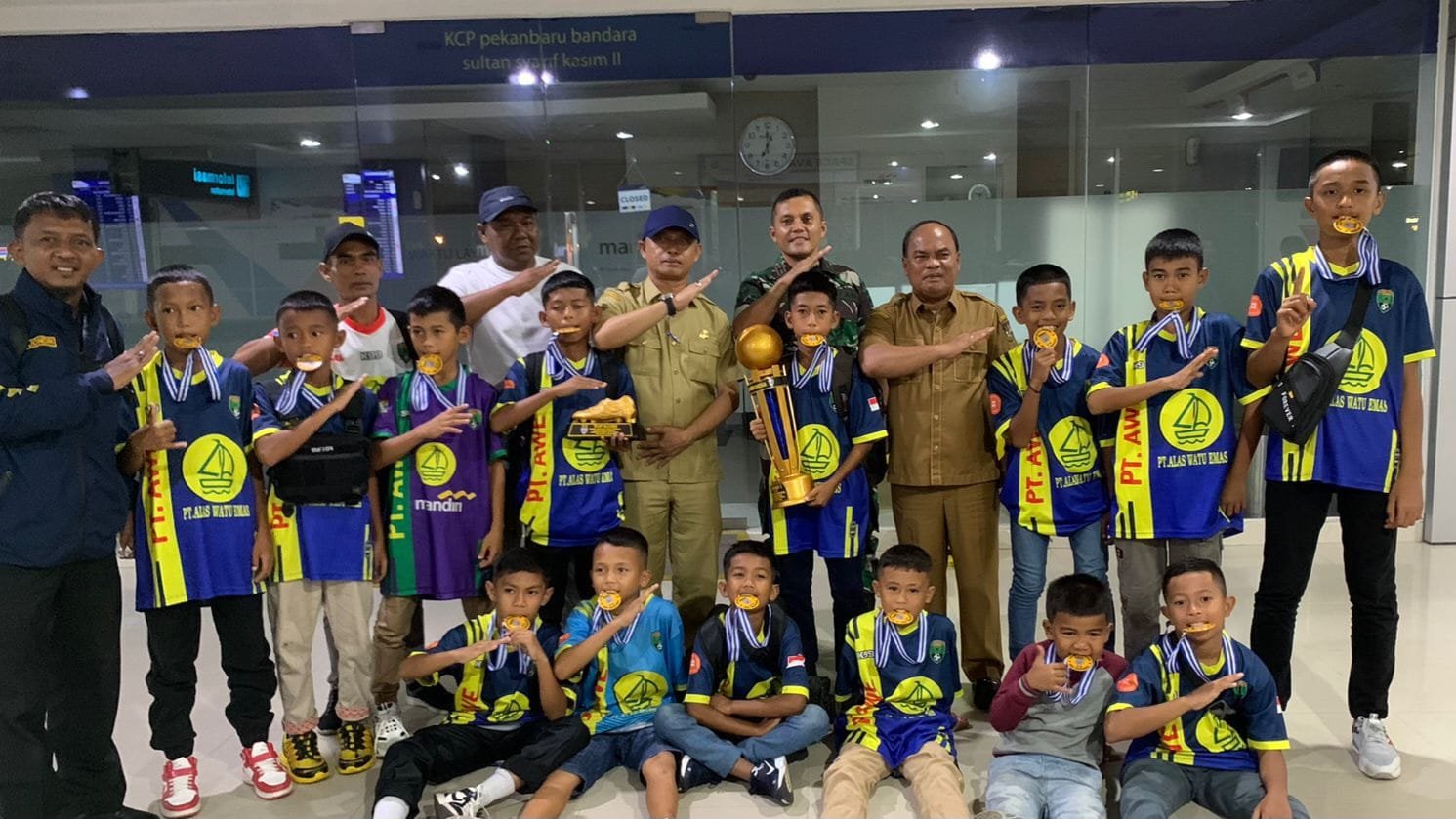 Pemain SSB KMBS U-11 Dijemput Langsung Kadisdikpora Kampar ke Bandara SSK II