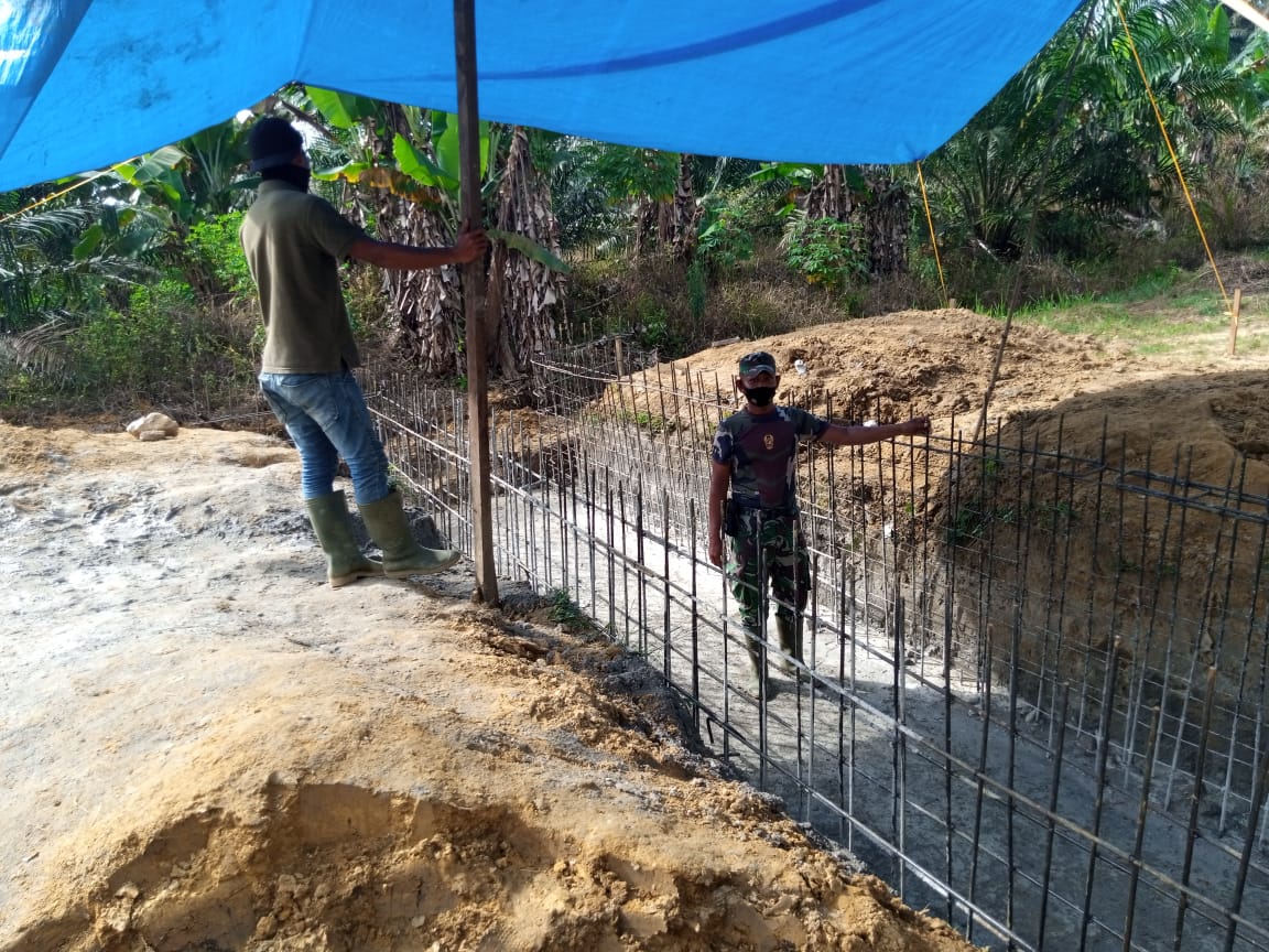 Meski Panas Terik, Personel TNI dan Nasyarakat Pasang Tenda
