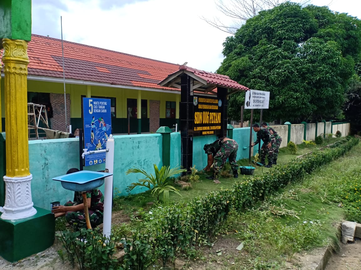 Jalin Kekompakan Dengan Warga, Babinsa Koramil 03/Bunut Adakan Aksi Karya Bhakti di Sekolah