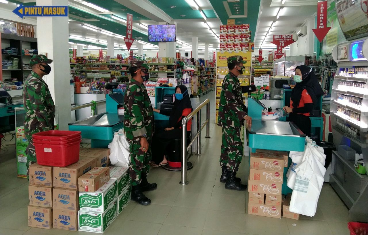 Babinsa Koramil 08/Tandun Patroli Yustisi di Toko Swalayan
