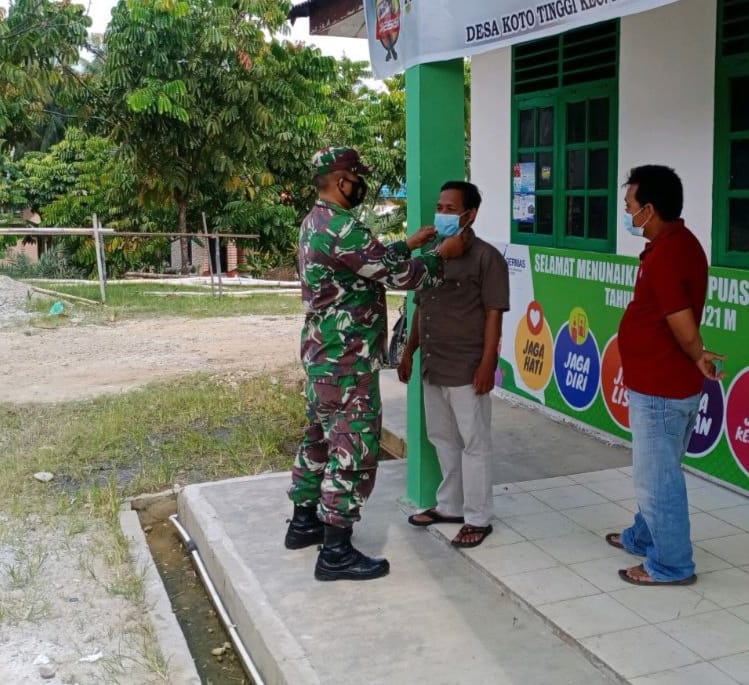 Babinsa Koramil 02 Rambah Bagi Masker di Pos PPKM