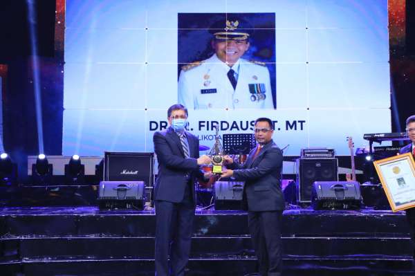 Walikota Pekanbaru Raih Penghargaan IPBA XV Tahun 2020