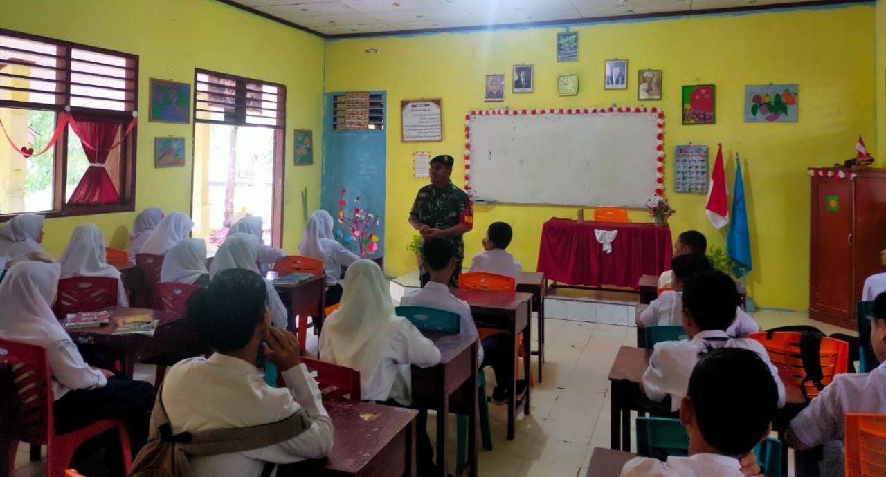 Babinsa Koramil 10/Kunto Darussalam Kodim 0313/KPR Berikan Butir- Butir Pancasila