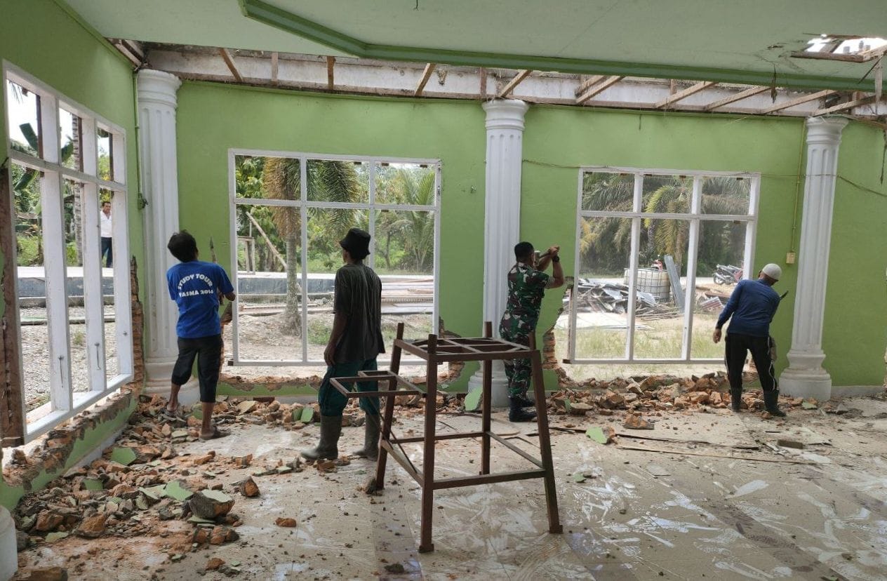 Babinsa Koramil 04/Pkl Kuras Gotong Royong Bantu Bongkar Musholla