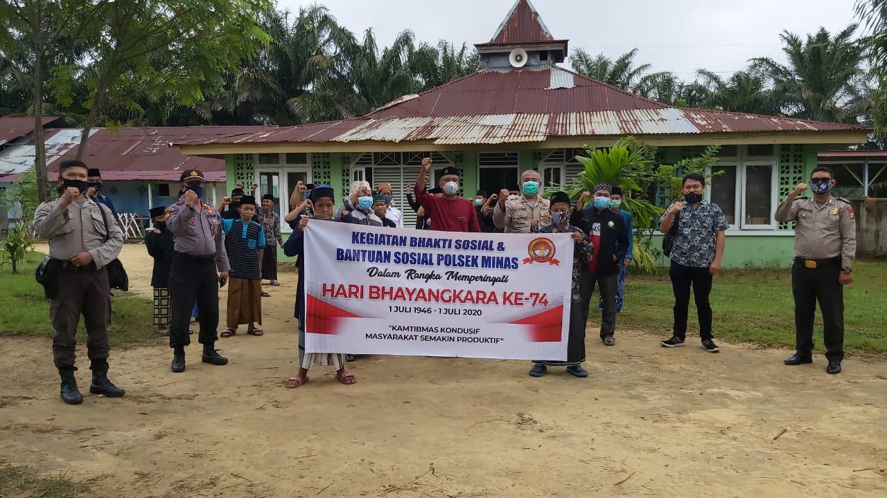 Baksos Hari Bhayangkara ke 74, Personel Polsek Minas Semprotkan Disinfektan di Ponpes Al-Fadhlah