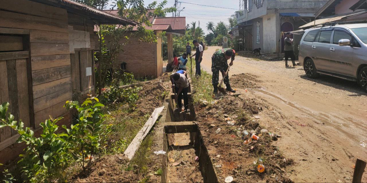 Babinsa Koramil 10/KDS Bersama Masyarakat Gotong Royong