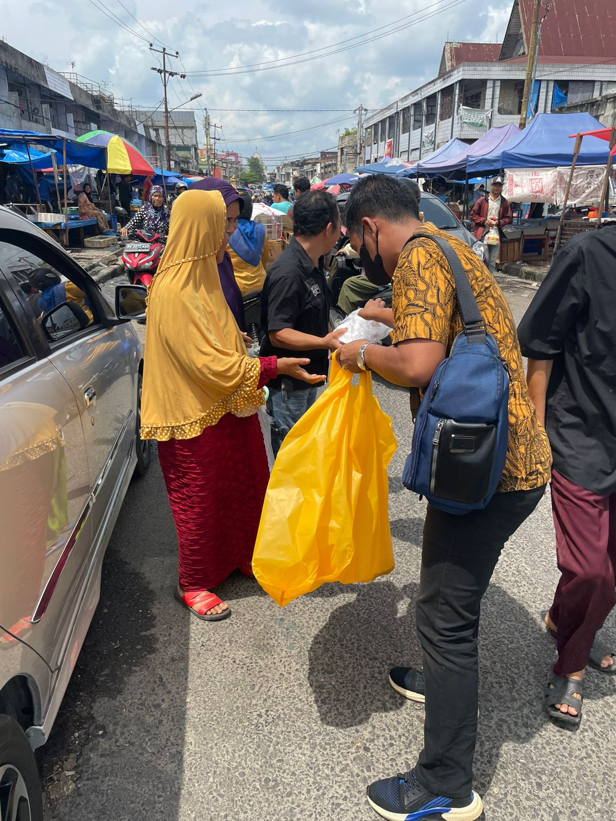 Ditreskrimum Polda Riau Salurkan Paket Makanan dan Sembako di Tiga Lokasi