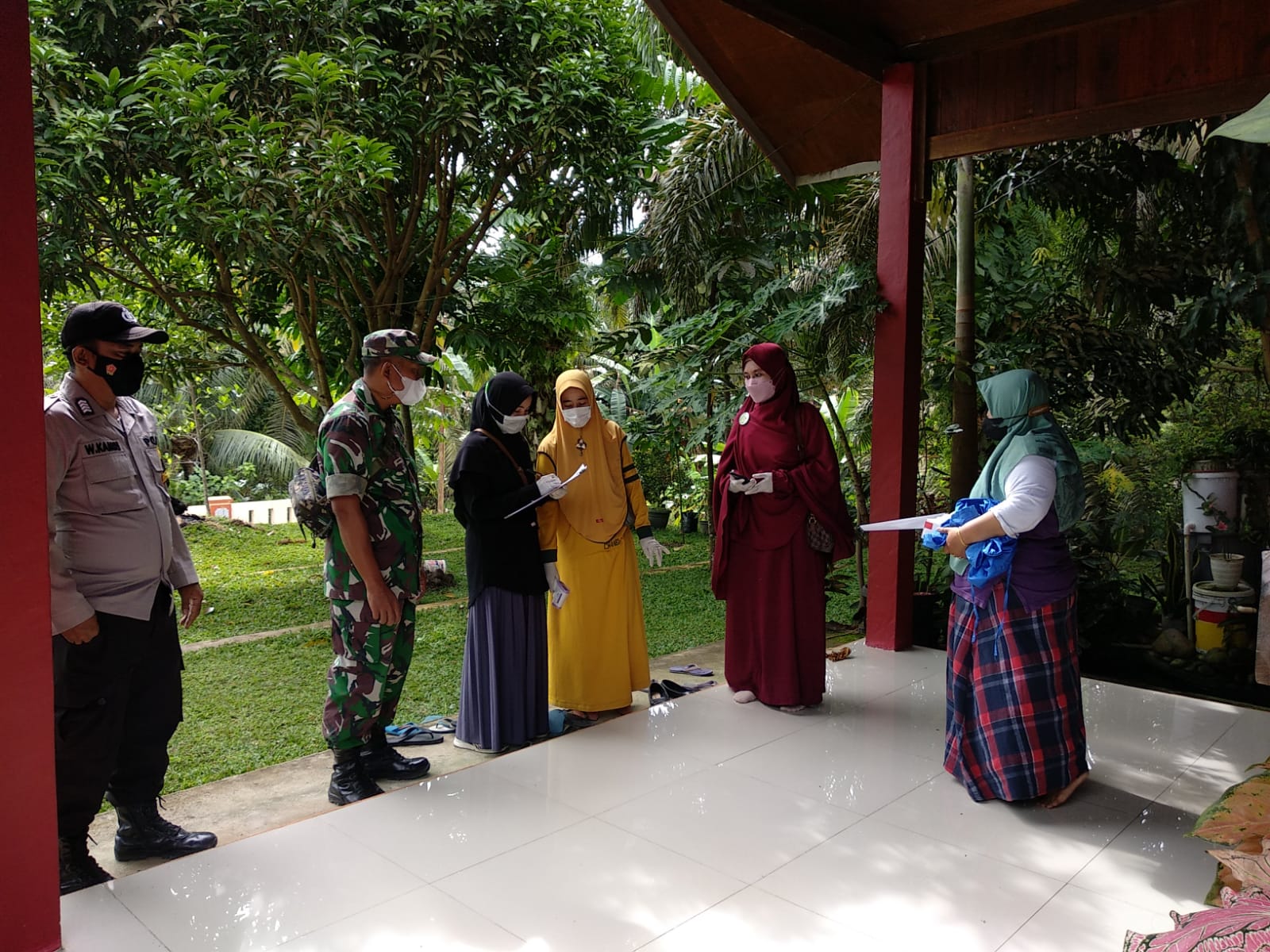 Babinsa  Dampingi Tim Trecer Puskesmas Lakukan Trecing Contact