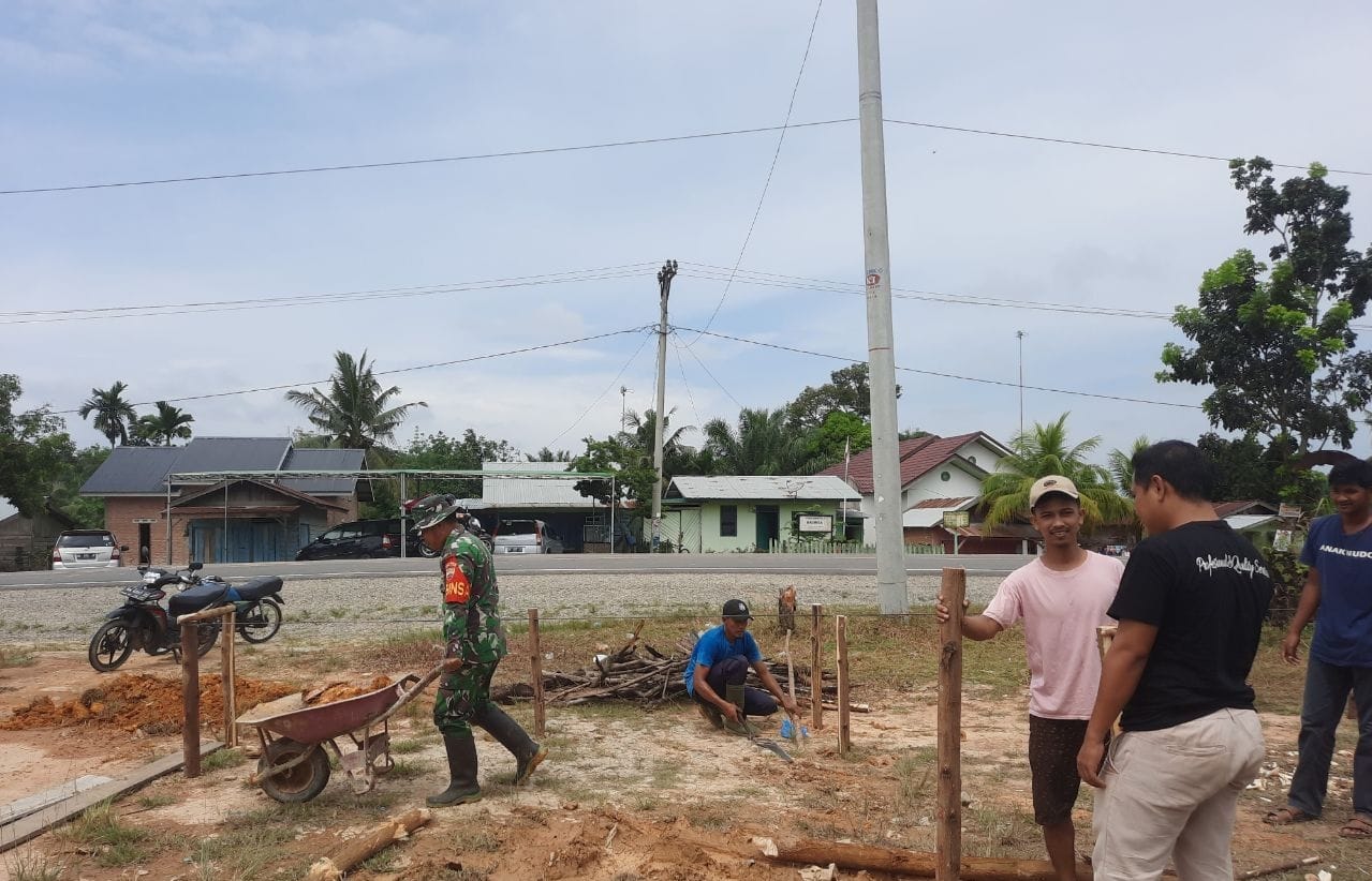 Serma Riswanto Goro Bersama Warga Bangun Pasar Ramadhan