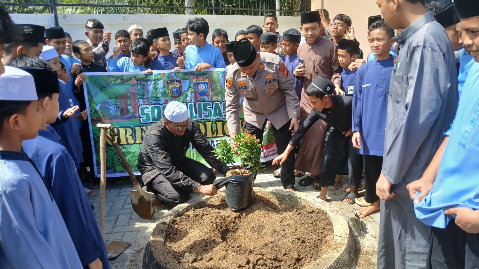 Kapolsek Kampar Sosialisasi Penanaman Pohon dan Police Goes to School di Ponpes Al Madania
