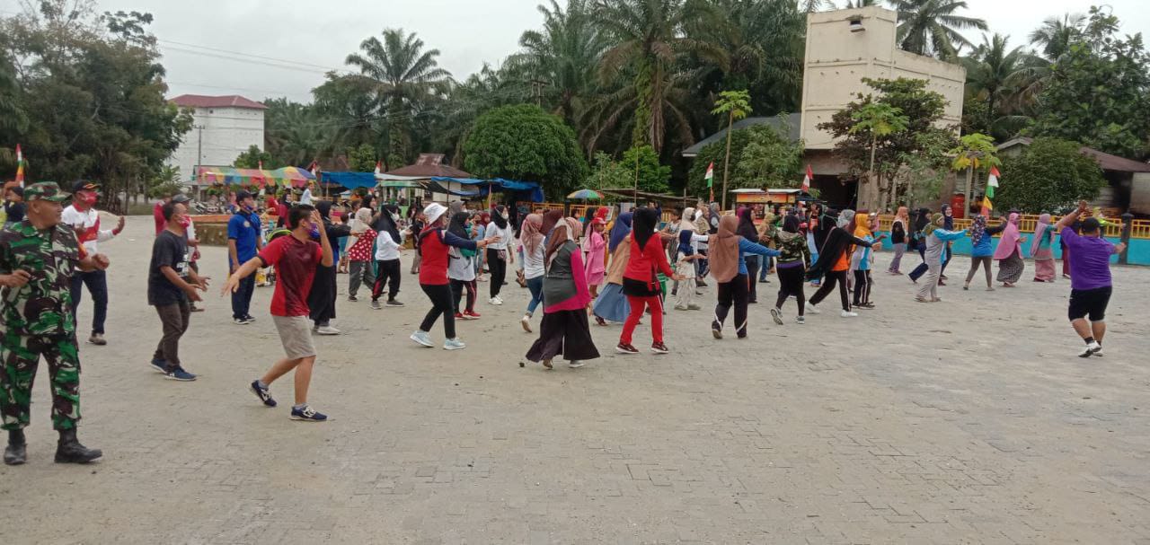 Peringati HUT Kampar Ke-72, Babinsa Koramil 16 Tapung Pantau Pelaksanaan Senam dan Jalan Santai