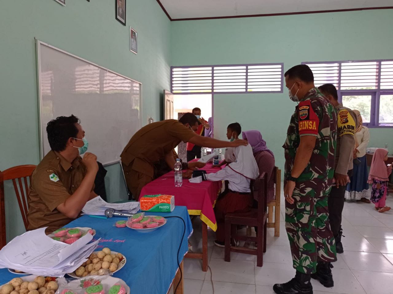 Babinsa Koramil 13/Rokan Dampingi Vaksinasi Anak di Sekolah