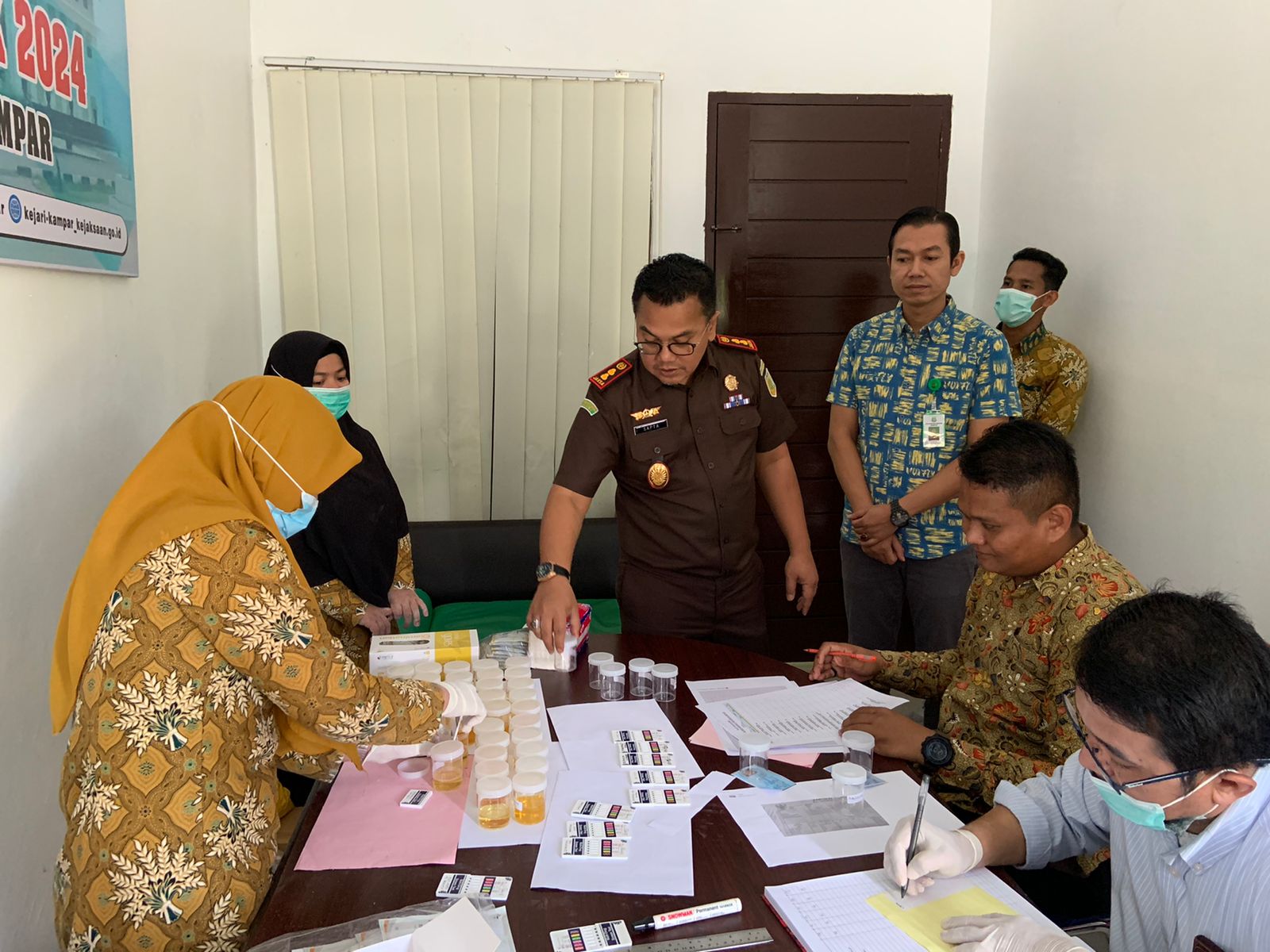 Seluruh Pegawai Kejaksaan Negeri Kampar Jalani Tes Urine, 69 Sampel Diambil