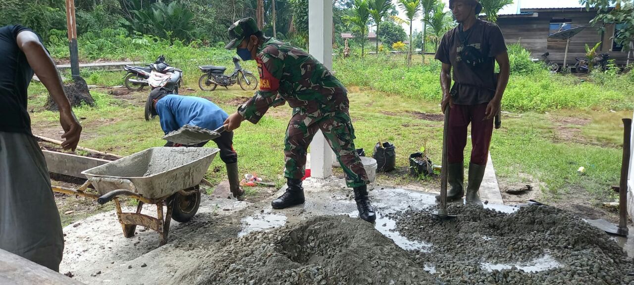 Babinsa Koramil 15/KK Laksanakan Gotong Royong Semenisasi Jalan