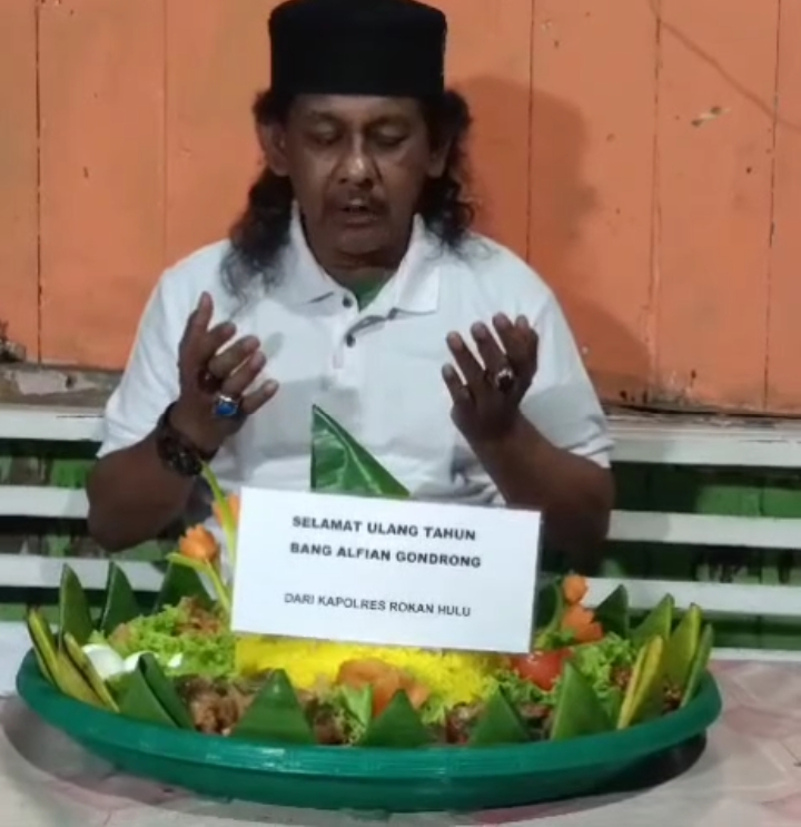Peduli Insan Pers Serta Beri Tumpeng Ultah Wartawan Rian Alfian, Begini Sosok Kapolres Rohul Budi