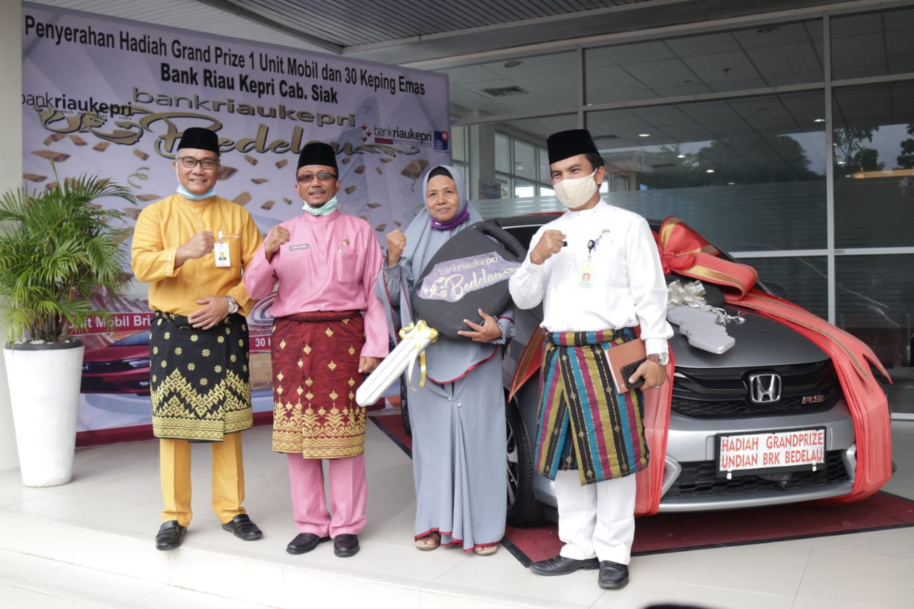 Bank Riau Kepri Cabang Siak Serahkan Pemenang Undian Bedelau.