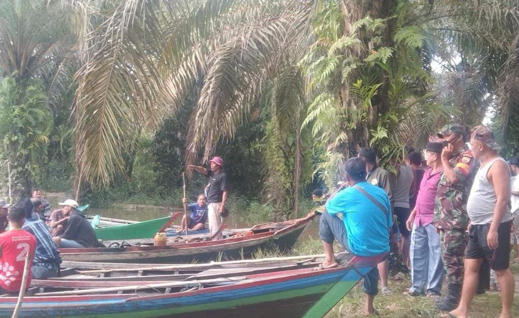 Babinsa Koramil 04/PKL Kuras Bantu Pencarian Warga Korban Tenggelam