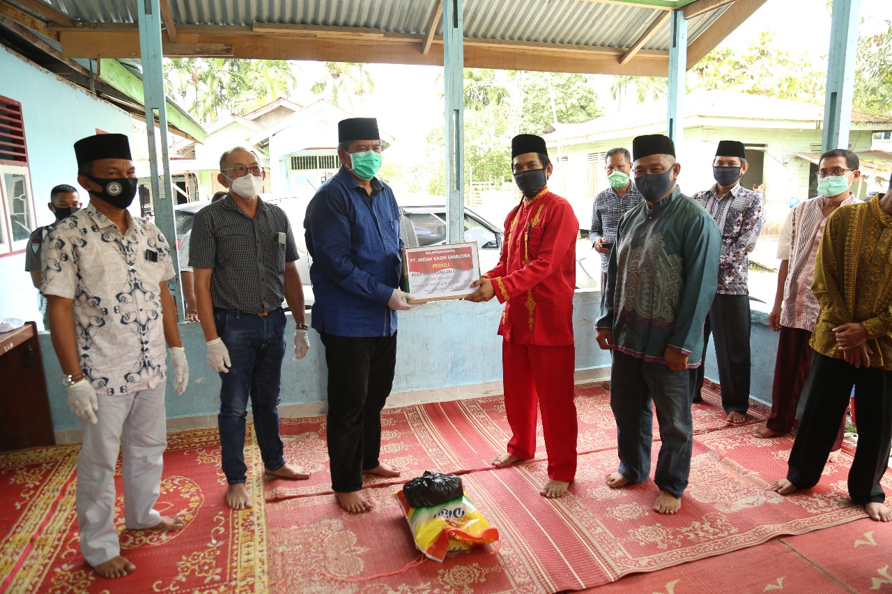 Peduli Warga Terdampak Covid 19, PT IKS Serahkan Bantuan Sembako di Kampung Pinang Sebatang Timur.