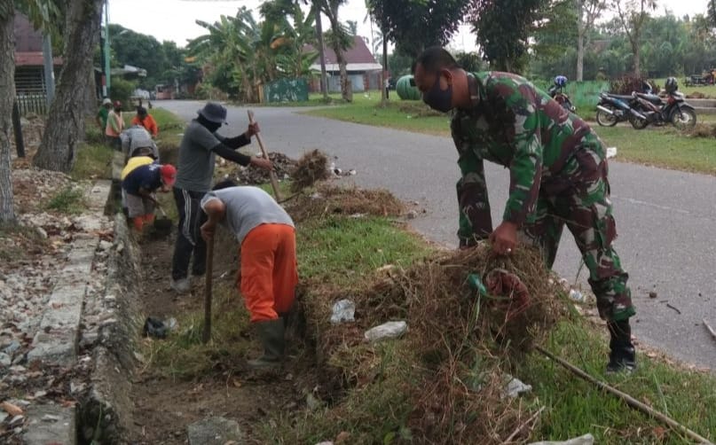 Babinsa Koramil 01/Bkn Goro Bersama Masyarakat