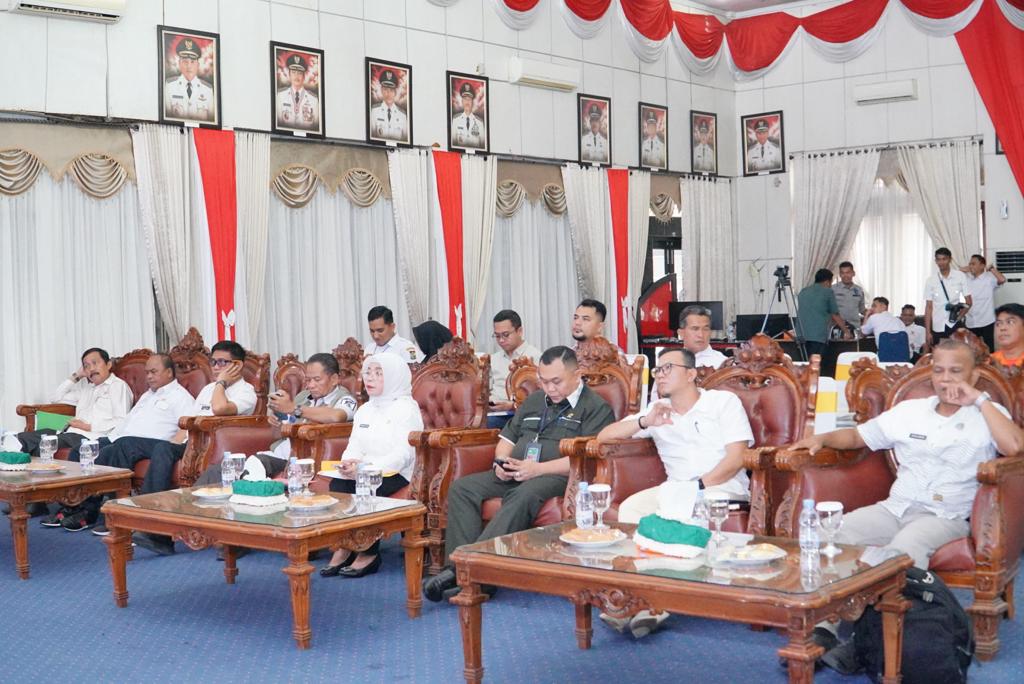Pj Sekda Kampar Ramlah Bersama Gubru, Ikuti Zoom Meeting Rakor Penanganan Inflasi dan Karhutla