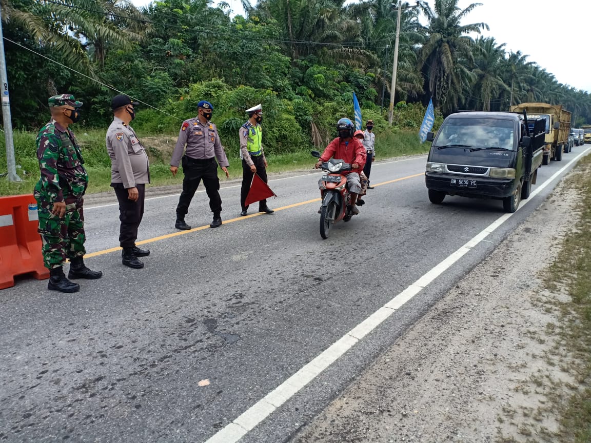 Penegakan Disiplin Prokes  Gencar Dilakukan Oleh Serka Masrianto Bersama Tim Gabungan