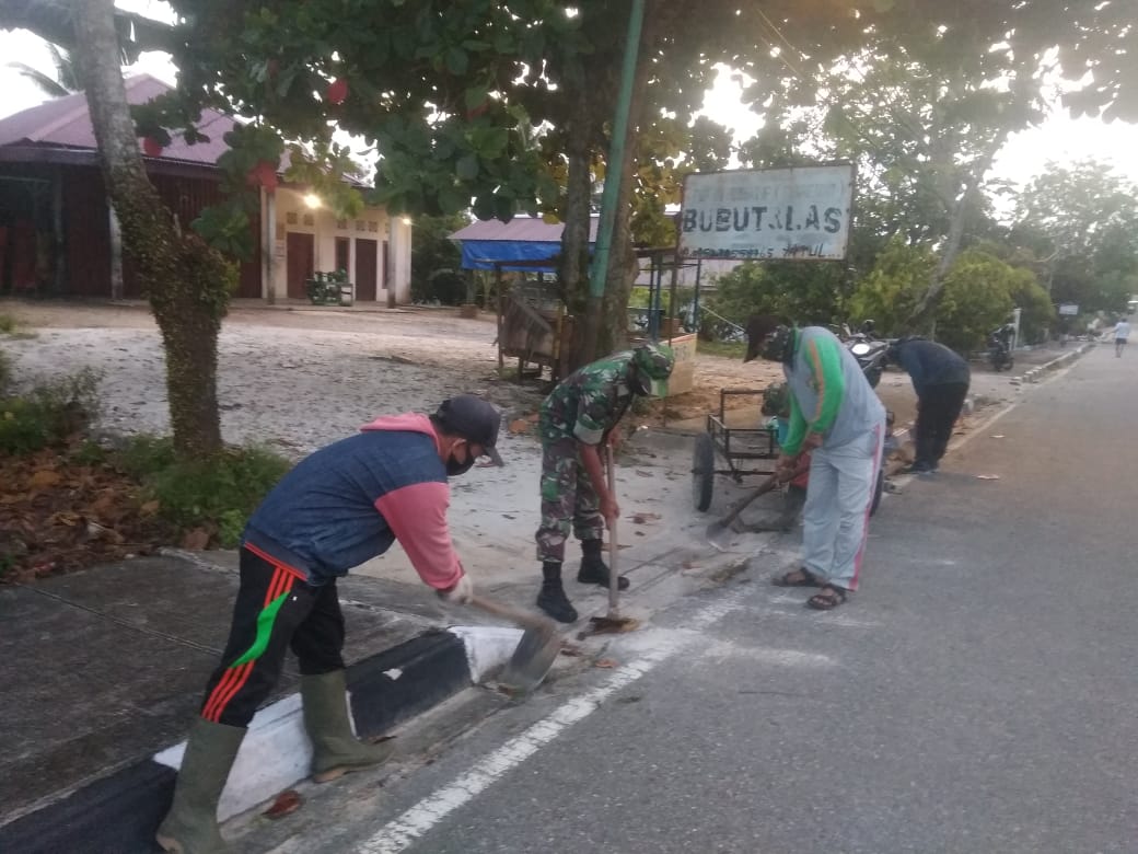 Biar Bulan Puasa dan Hari Libur Babinsa Beserta Warga Binaan Bersihkan Jalan Pemukiman Warga