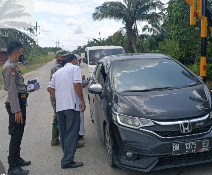 TNI/Polri Bersama Dinas Kesehatan Bagi Masker