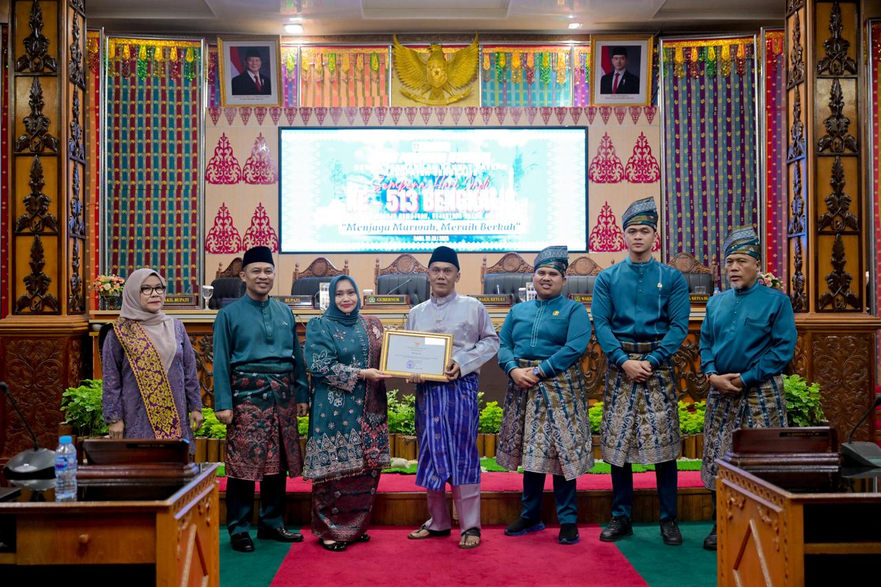 Perancang Lambang Kabupaten Bengkalis yang Sarat Makna Diapresiasi Bupati Bengkalis Kasmarni