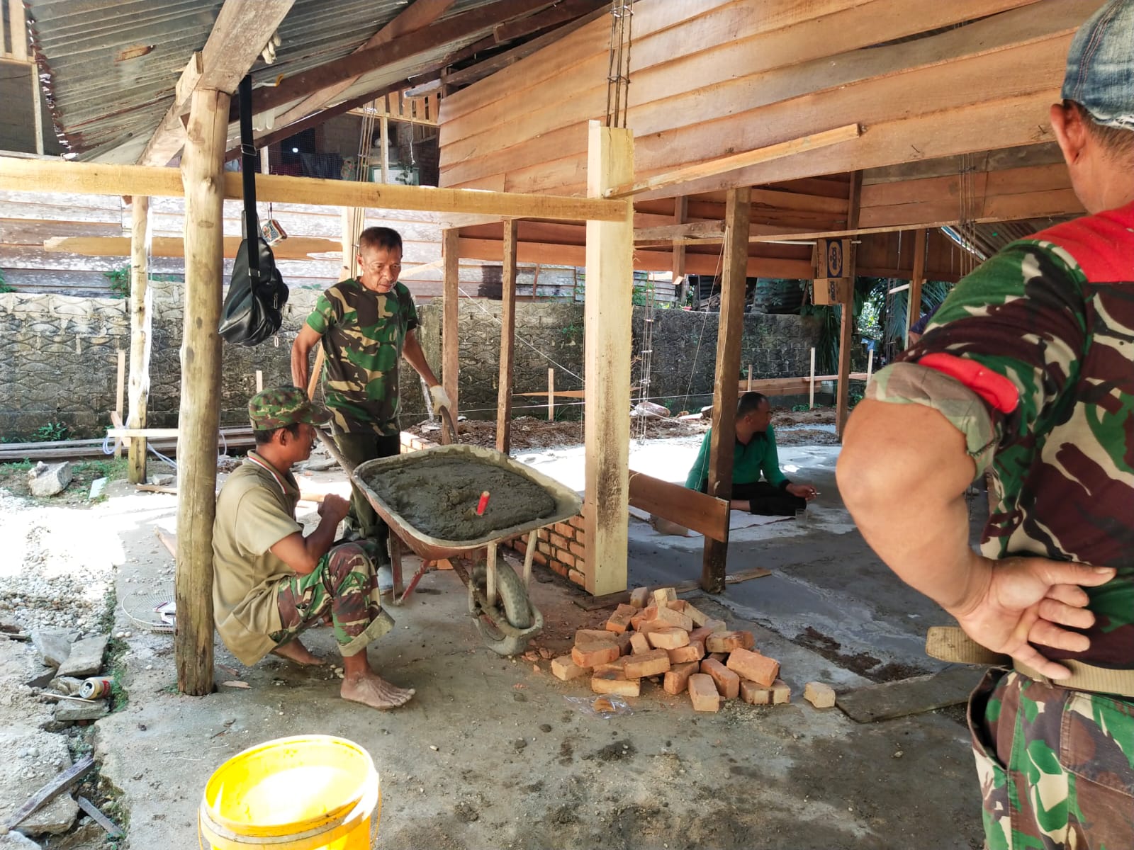 Babinsa Siabu Bantu Rehap Rumah Tidak Layak Huni di Desa Binaan