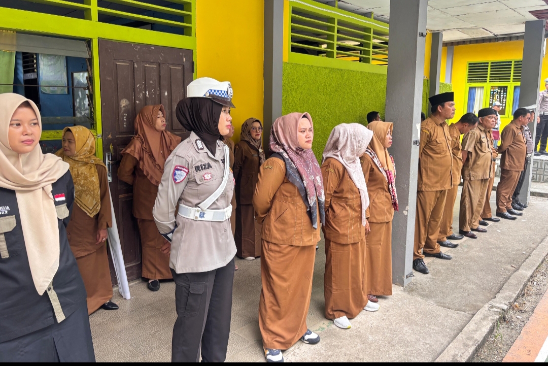 Sosialisasi Tertib Lalu Lintas di SMAN 1 Rambah Satlantas Polres Rohul berikan Bibit Pohon