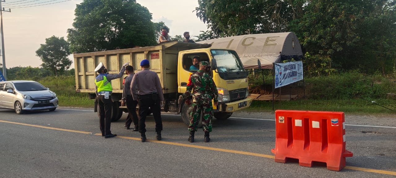 Penegakan Disiplin Prokes Gencar Dilakukan Oleh Serka Masrianto Bersama Tim Gabungan