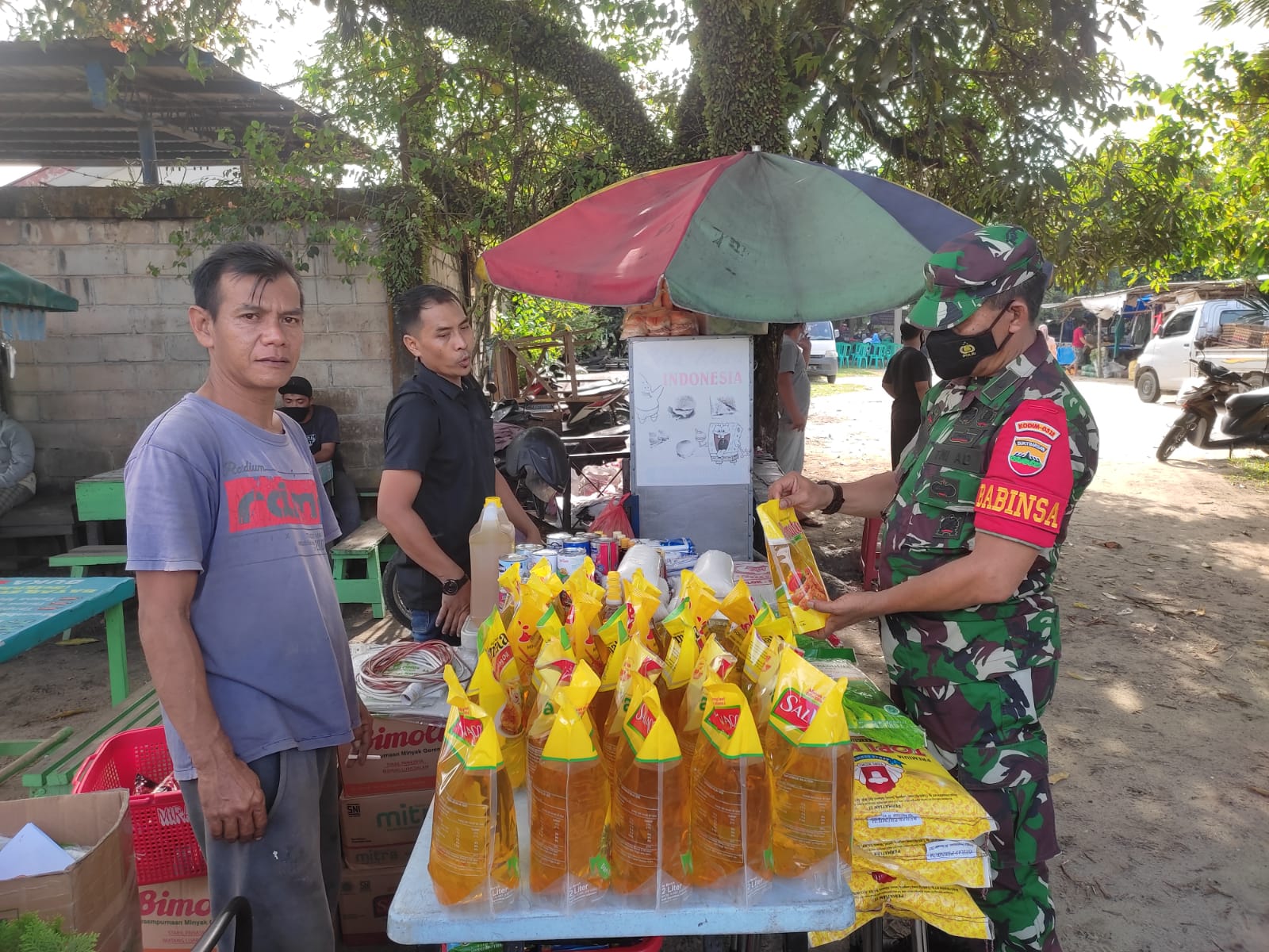 Pelda Uanja Damanik Cek Harga Migor di Pasar Tradisional Desa Baru