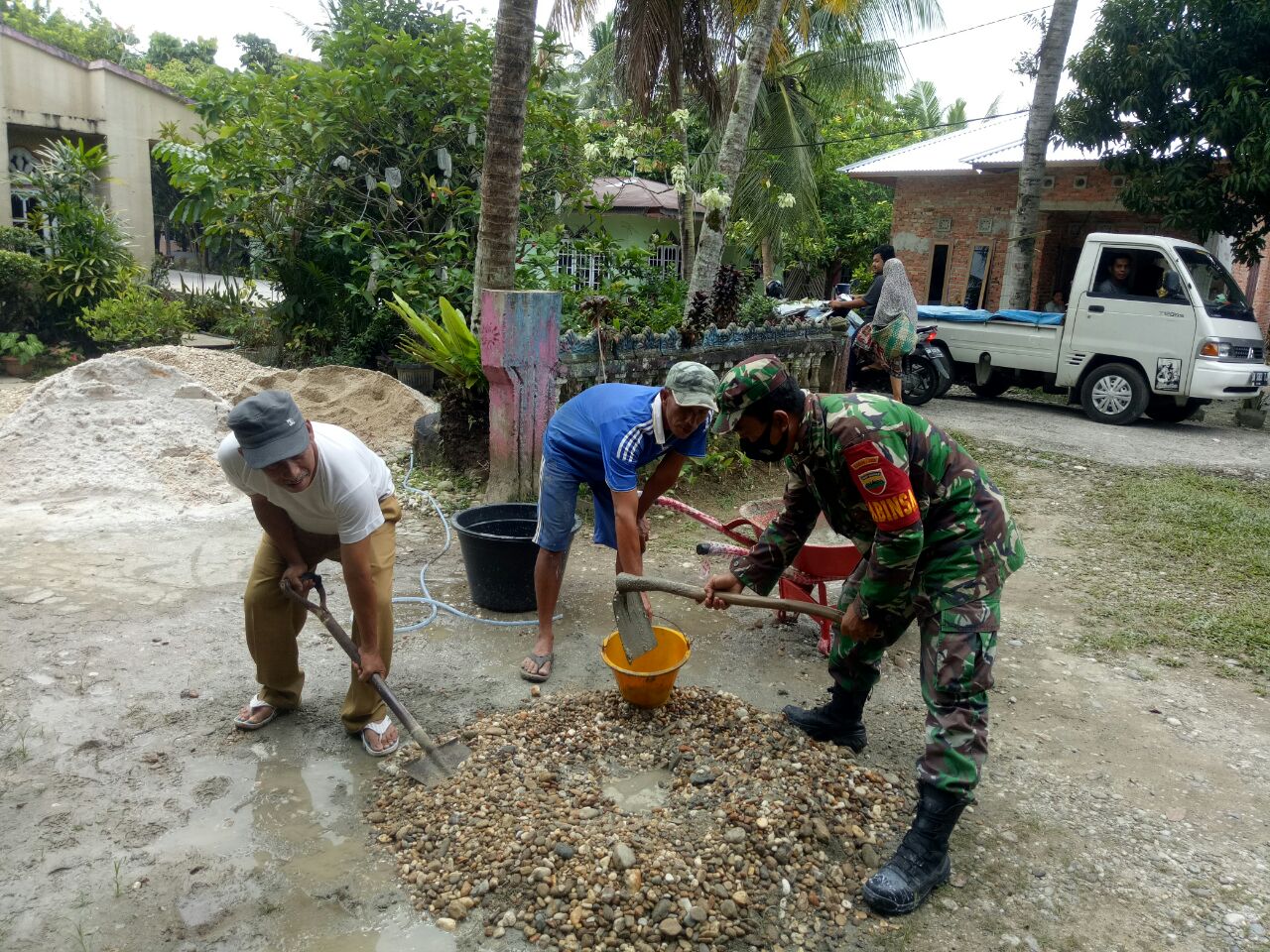 Bangun Jiwa Kebersamaan, Babinsa Koramil 07/Kampar Kodim 0313/KPR Laksankan Goro Bersama Warga