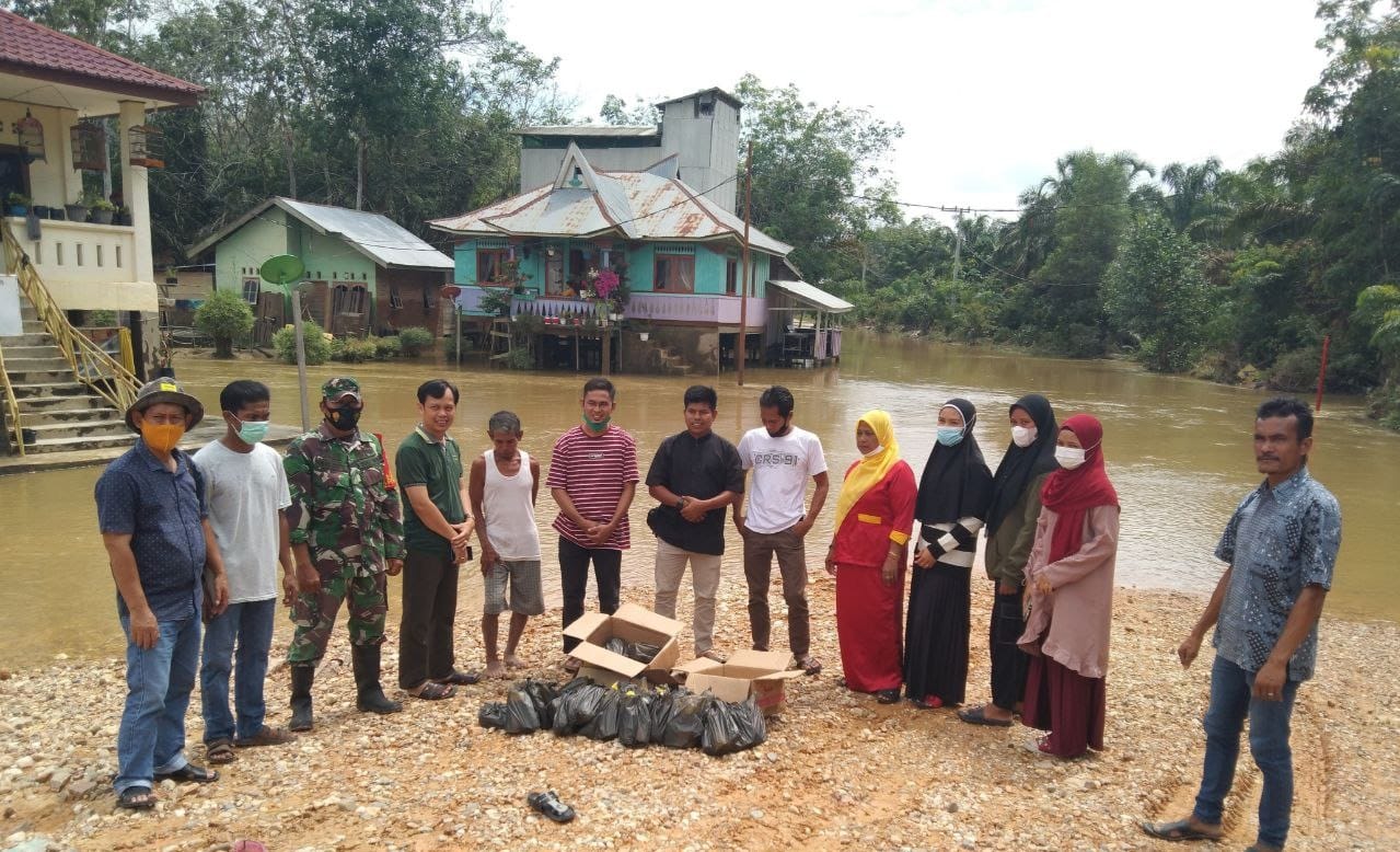 Babinsa Koramil 04/PKL Kuras Bantu Salurkan Bantuan Untuk Korban Banjir