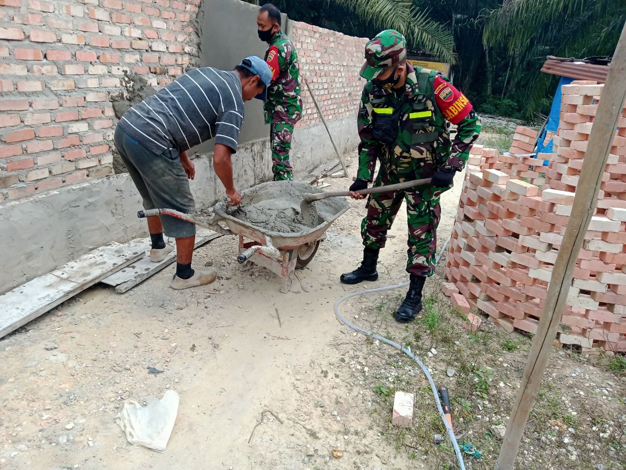 Lestarikan Budaya Gotong Royong Babinsa Koramil 09/ Langgam Bantu Warga Bangun Pagar Rumah