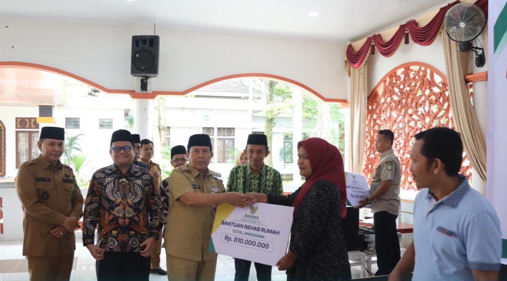 Penyaluran Zakat Produktif Baznas Rohul, Diserahkan Bupati Sukiman Secara Simbolis Kepada Masyarakat