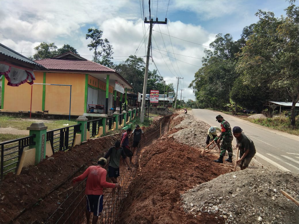 Babinsa dan Masyarakat Gotong Royong Perbaiki Drainase