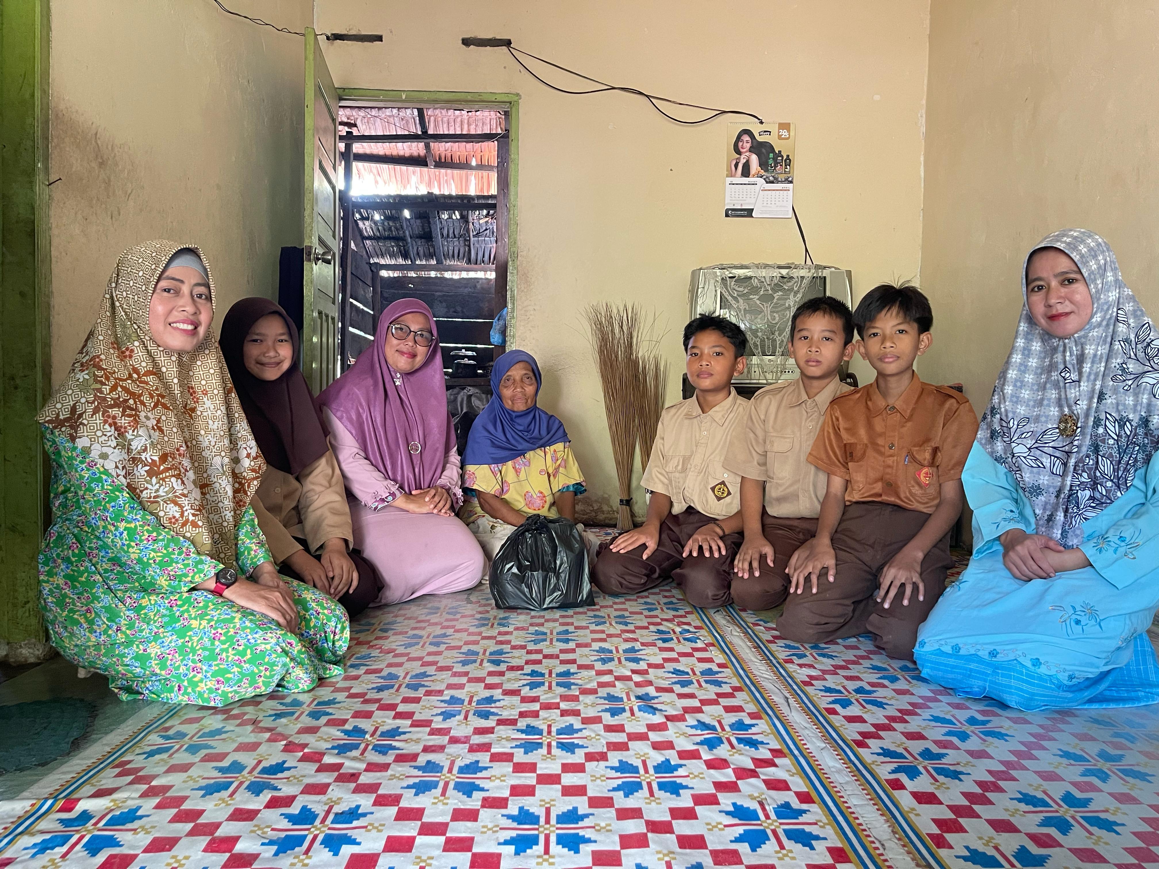 Meraih Keberkahan Ramadhan, SDN 17 Bantan Berbagi Paket Sembako